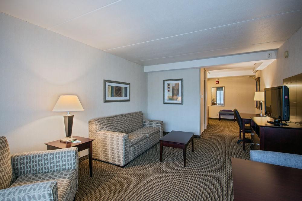 Fairfield Inn & Suites Springfield Enfield Exterior photo
