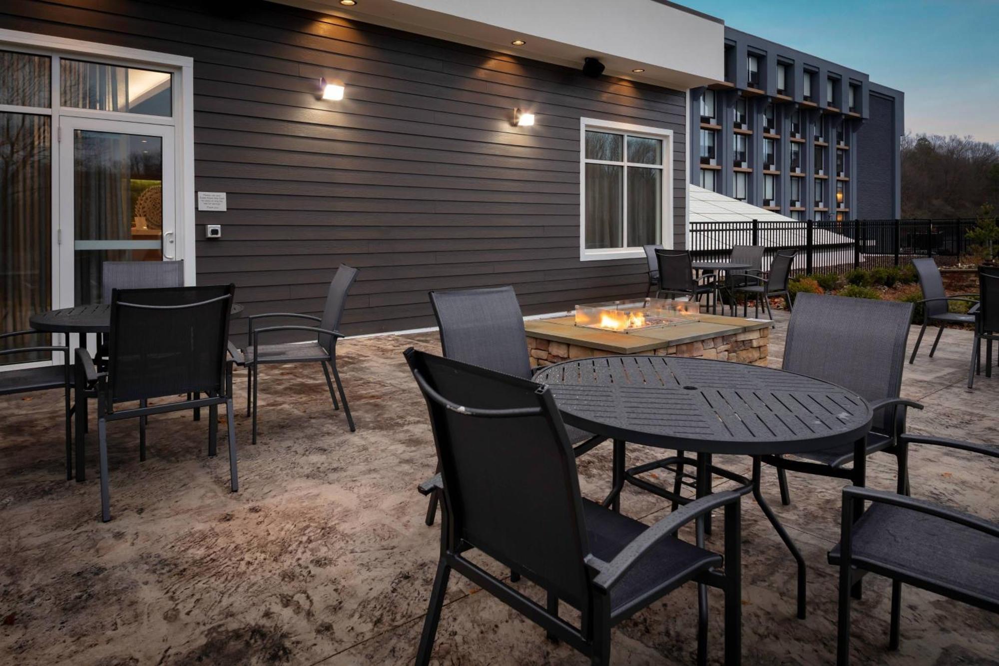 Fairfield Inn & Suites Springfield Enfield Exterior photo